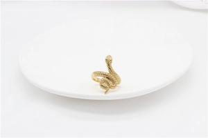 Gros plan d'une bague serpent dorée montrant les textures d'écailles détaillées