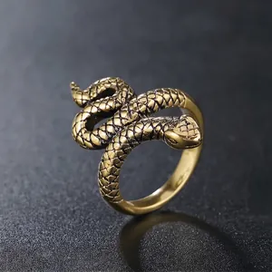 Bague serpent punk vintage dorée rétro avec texture d'écailles finement gravées