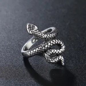 Bague serpent punk vintage en acier inoxydable avec texture d'écailles détaillée