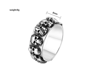 Détail montrant la largeur de 8 mm et le poids de 8 g de la bague punk crâne en acier inox