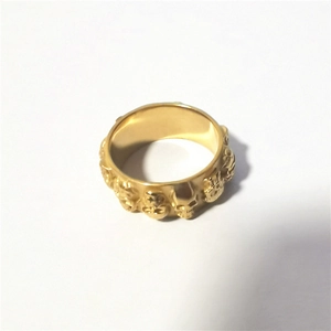 Vue détaillée de la gravure tête de mort sur une bague dorée de style punk gothique