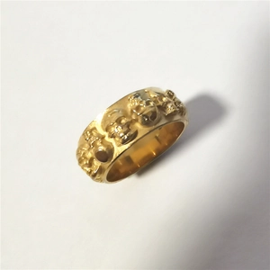 Bague gothique dorée avec reliefs de têtes de mort style punk en acier inoxydable