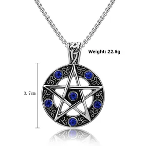 Vue détaillée du pendentif pentagramme rétro avec cristaux bleus et taille 3,7 cm