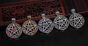 Détails des pendentifs pentagramme en acier titane vintage avec pierres colorées