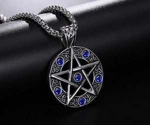 Détail du pendentif étoile vintage avec pierres bleues et nœud celtique sur chaîne