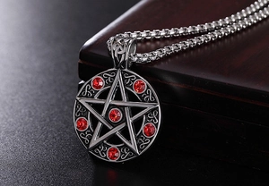 Détail macro du pendentif pentagramme rétro avec pierres rouges et chaîne à maillons