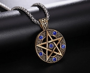 Détail d'un pendentif pentagramme vintage avec pierres bleues et chaîne à perles