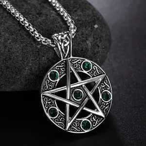 Collier pentagramme rétro en acier avec pierres vertes et motifs celtiques