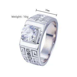 Vue détaillée d'une bague argentée pour homme de 10mm avec motif grec gravé