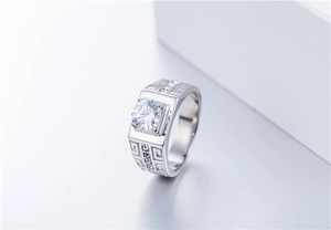Détail macro d'une bague en titane pour homme avec motif grec et pierre ronde solitaire
