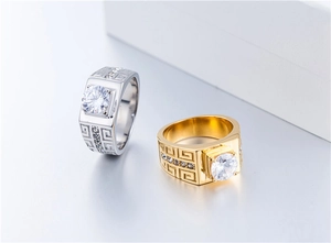 Détail macro d'une bague en titane pour homme avec motif grec et pierre centrale large
