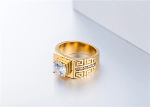 Détail macro d'une bague pour homme en titane doré avec gravure grecque et cristaux