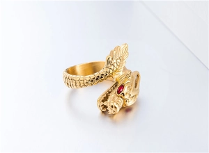 Macro-opname van een gouden drakenring met robijnkleurige zirkoon en schubdetails
