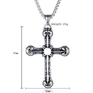 Dettaglio di ciondolo a croce gotica argento con dimensioni 57mm per 41mm e peso 25g