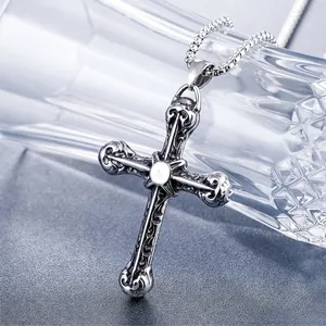 Collana con ciondolo a croce gotica in acciaio inossidabile, dettagli in rilievo e catena