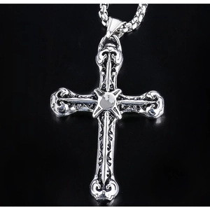 Collana da uomo in acciaio al titanio gotico vintage con ciondolo a croce inciso