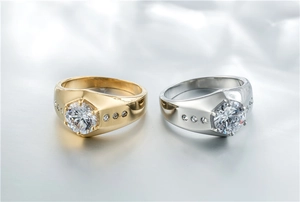 Vue détaillée de bagues de couple en or et argent avec zircon brillant et serti à six griffes