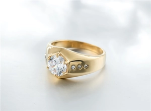 Détail d'une bague large dorée pour homme avec un zircon rond serti à six griffes