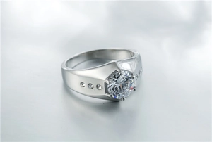 Détail macro de la bague pour homme en argent avec zircone et sertissage à six griffes