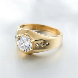 Bague élégante en acier titane doré avec un grand solitaire en zircon et six accents