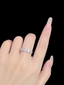 Close-up of five heart-cut zircon stones on a S925 sterling silver stacked ring band