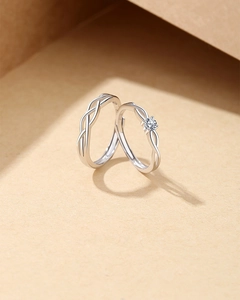 Dettaglio degli anelli di coppia in argento S925 con fascia intrecciata e zircone brillante