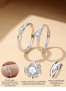 Vistas detalladas de anillos de pareja en plata S925 con circonitas y acabado pulido a mano