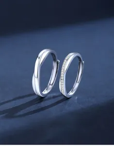 Vue détaillée des bagues de couple Mobius en argent S925 avec sertissage pavé