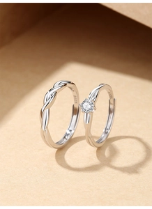 Primer plano de anillos de pareja en plata S925 con sello de calidad y textura trenzada