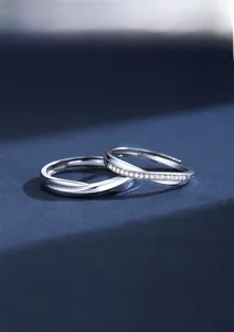Vue macro de bagues de couple Mobius en argent S925 avec pavé de zircons étincelants