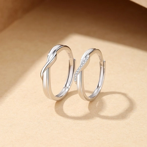 Adjustable S925 sterling silver couple rings featuring a stylish mobius knot design