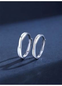 Vue macro des bagues Mobius pour couples en argent S925 avec micro-pavage de zircons