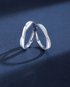 Détail des bagues Mobius en argent S925 pour couples avec zircons sur fond bleu
