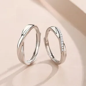Détail de la bague Mobius en argent S925 au design torsadé élégant ornée de zircons brillants