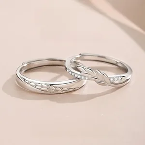 Détail de bagues de couple en argent S925 avec texture de blé et petits diamants