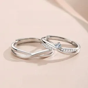 Vue macro des bagues de couple Mobius en argent avec incrustation de zircon et anneau ajustable