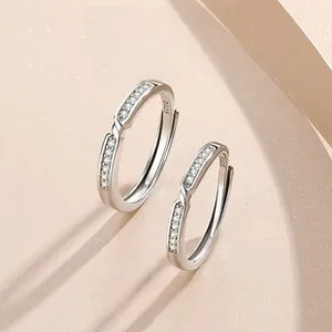 Vue macro de bagues de couple en argent S925 avec sertissage de zircons brillants