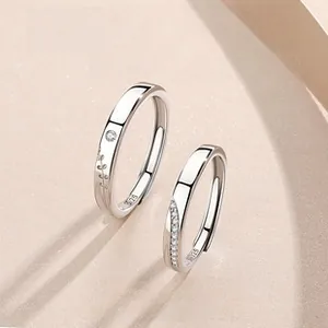 Gros plan de bagues de couple en argent S925 avec motifs feuilles et zircons