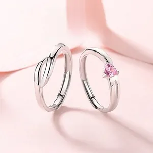 Gros plan des bagues de couple en argent S925 avec zircon cœur rose et infini