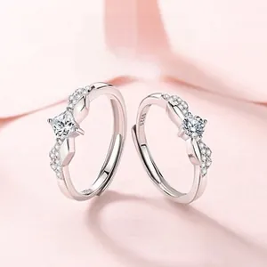 Gros plan de bagues ailes d'ange en argent 925 avec zircons de taille princesse et ronde