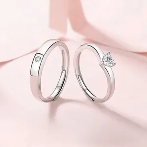 Gros plan sur les bagues réglables en argent S925 pour couple avec cœur et zircon cubique