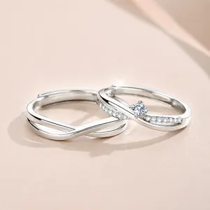 Bagues de couple Mobius en argent S925 avec une finition polie et des pierres scintillantes