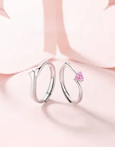Dettaglio di anelli per coppia in argento S925 con zircone a cuore rosa e rilievo