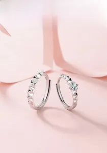Détails macro de bagues de couple en argent S925 avec facettes et zircone incrustée