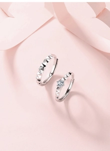 Détail macro de bagues de couple en argent 925 avec texture géométrique et poinçon S925