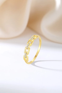 Vue détaillée de la bague chaîne en argent sterling S925 avec zircons et poinçonné