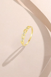 Détail d'une bague chaîne en argent S925 avec zircons pavés et placage en or 18K