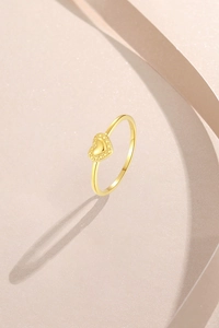 Détail de la bague en argent S925 plaqué or avec un motif de cœur en relief