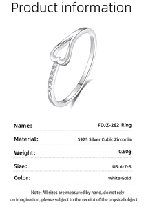 Gros plan d'une bague coeur en argent S925 avec plaquage or blanc et zircone cubique