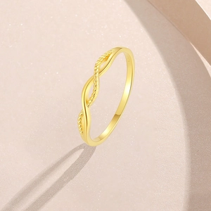 Minimalistischer S925 Sterlingsilber Ring in Goldoptik mit gedrehter Seilstruktur